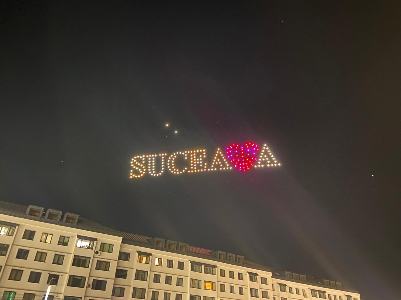 Spectacol de drone și jocuri de lumini în centrul Sucevei, în noaptea de Revelion