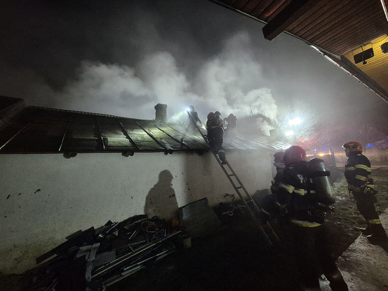 Un coș de fum amplasat necorespunzător a provocat un incendiu violent la Dumbrăveni