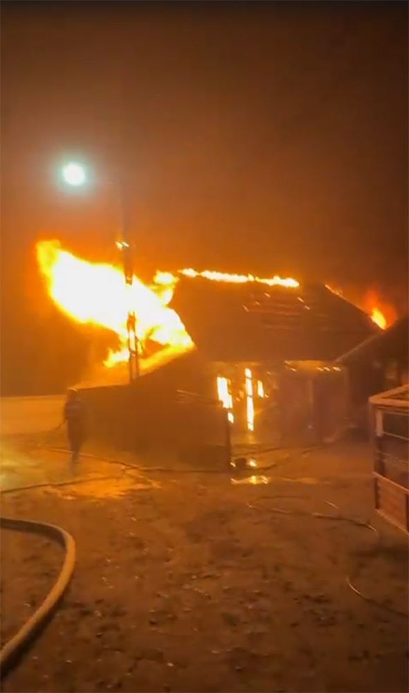 Un incendiu violent a distrus o anexă gospodărească din Straja