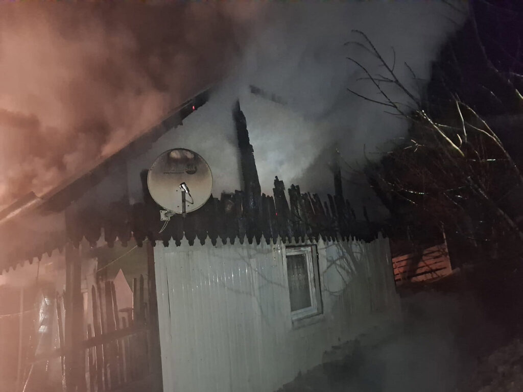 Acoperișul unei case din Arbore a ars din cauza unui coș de fum neprotejat