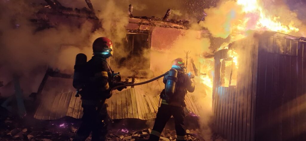 O casă din Dumbrăvița a ars în totalitate în noaptea de Revelion, în urma unui incendiu violent