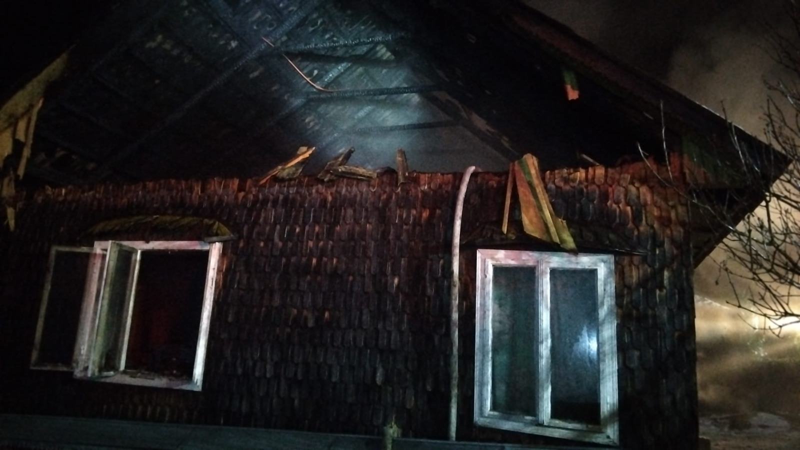 O casă din Pârteștii de Jos a fost distrusă de un incendiu violent pornit de la un scurtcircuit