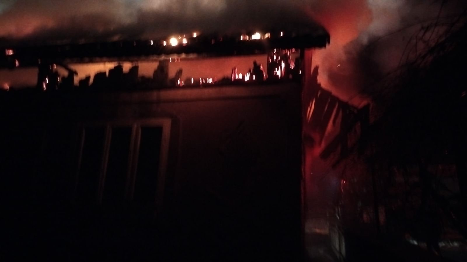 O casă din Pârteștii de Jos a fost distrusă de un incendiu violent pornit de la un scurtcircuit