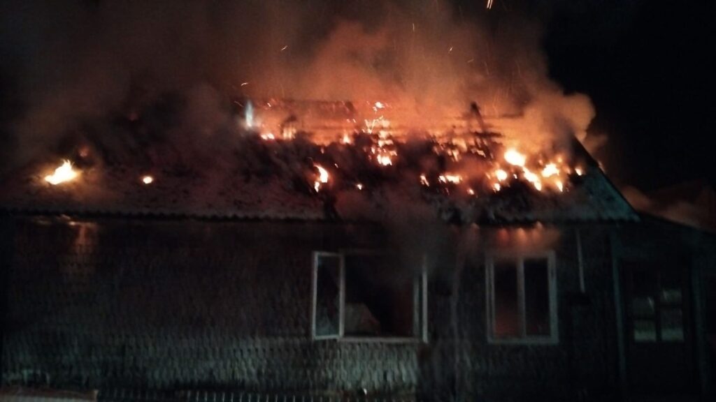 O casă din Pârteștii de Jos a fost distrusă de un incendiu violent pornit de la un scurtcircuit