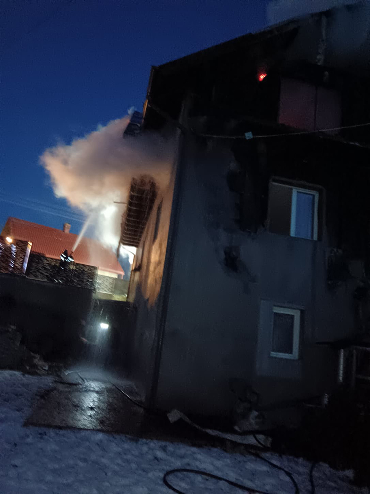 O casă din Putna a luat foc din cauza cenușii depozitate greșit