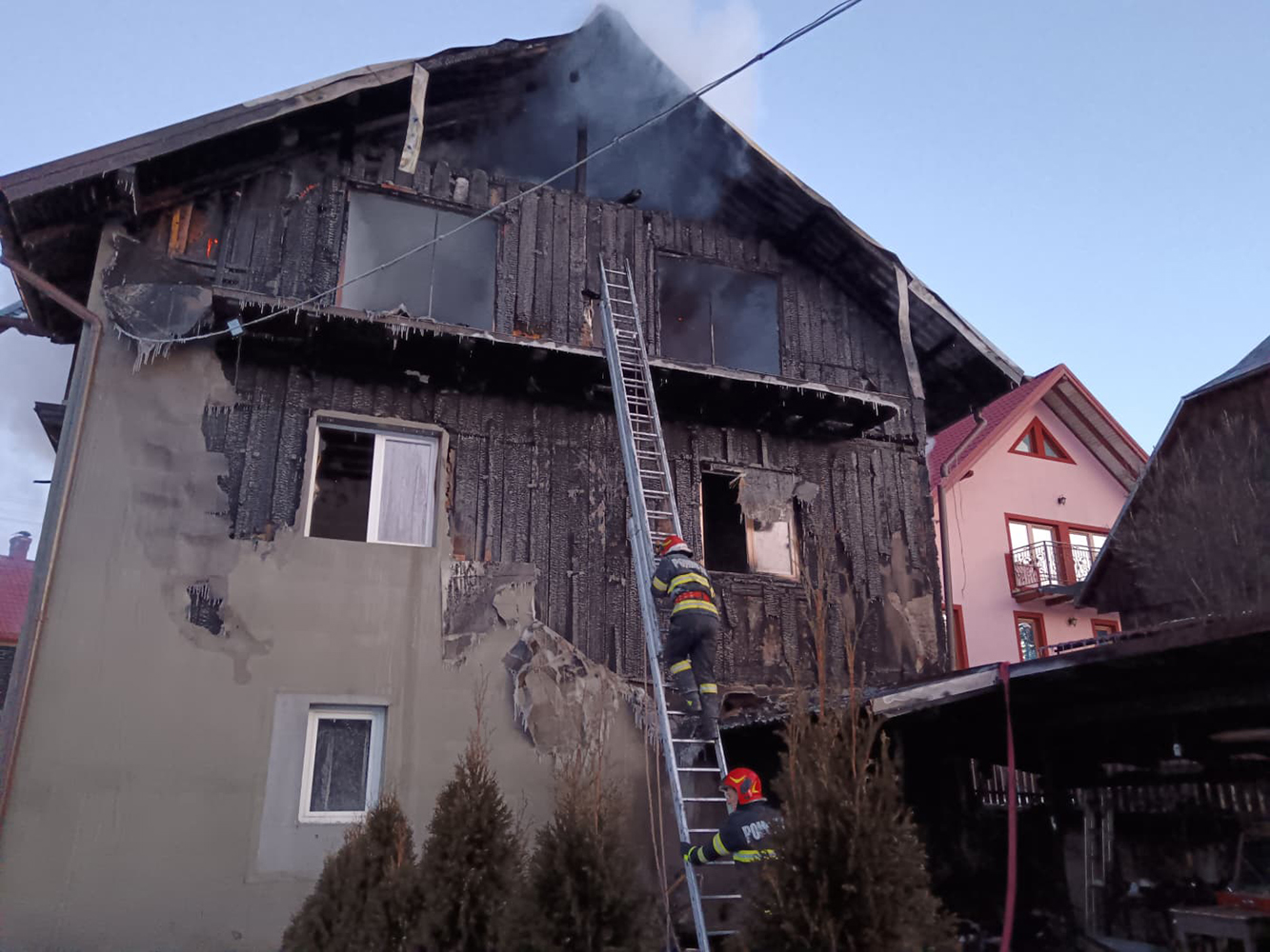 O casă din Putna a luat foc din cauza cenușii depozitate greșit