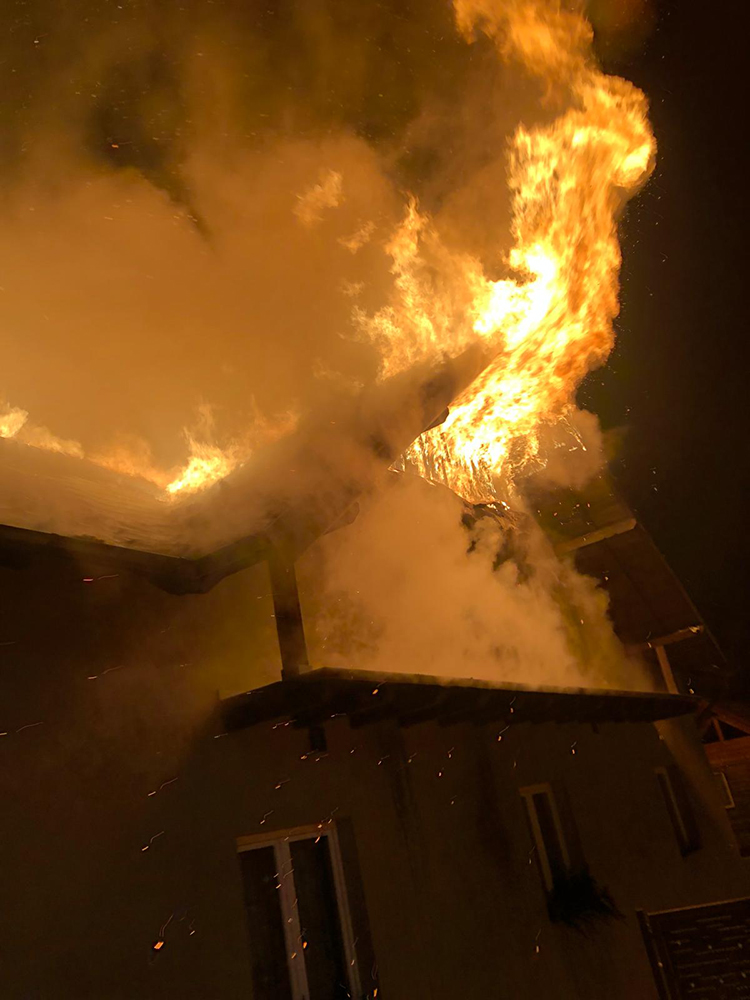 O casă din Putna a luat foc din cauza cenușii depozitate greșit