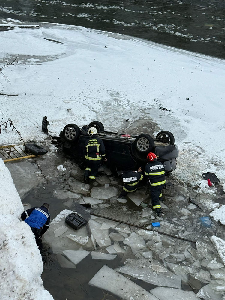 O mașină cu șase persoane a căzut în Râul Bistrița de la o înălțime de șase metri în municipiul Vatra Dornei