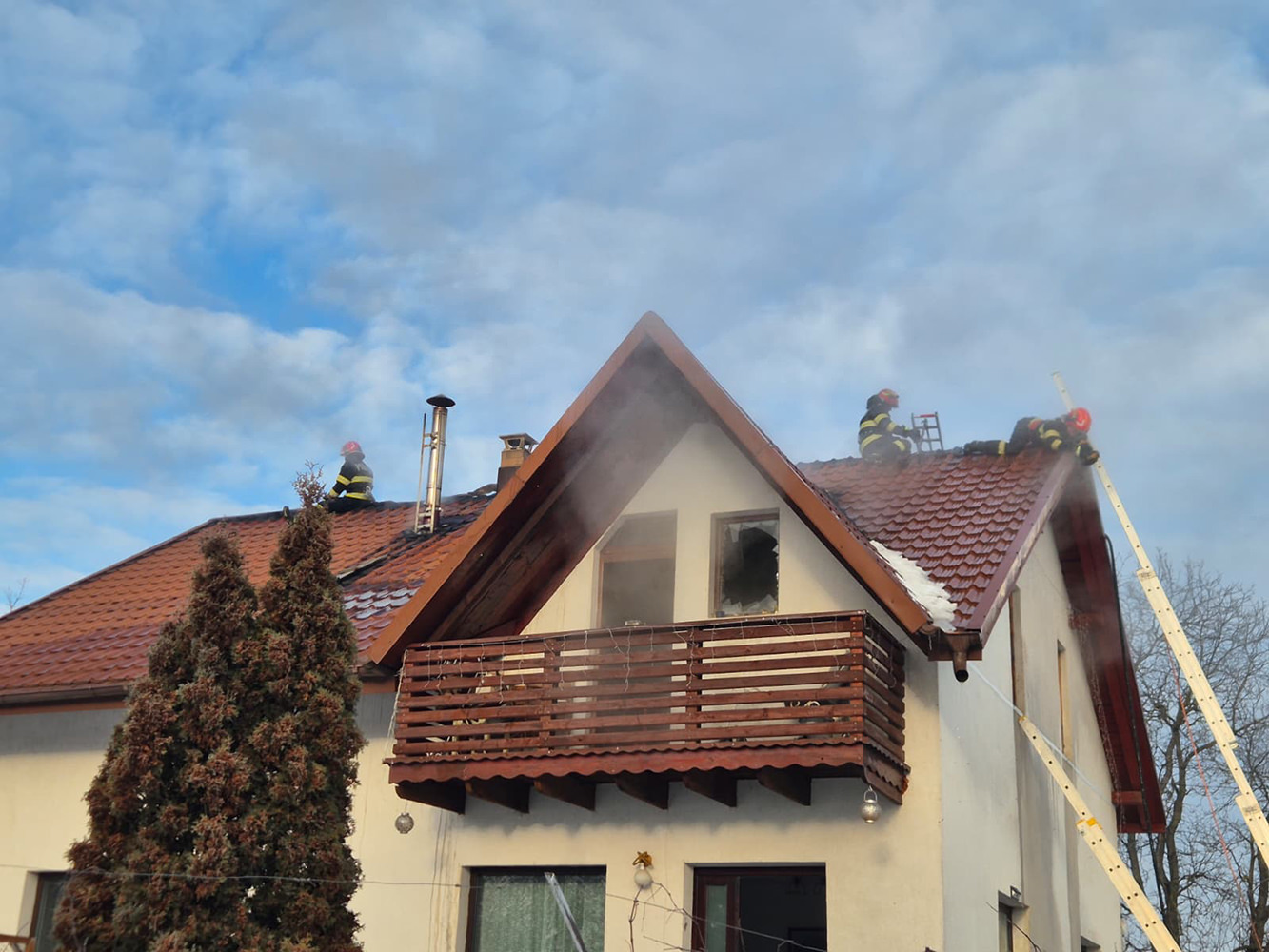 Pompierii militari suceveni au intervenit la patru incendii într-o singură zi, cauzate de coșuri de fum și scurtcircuite