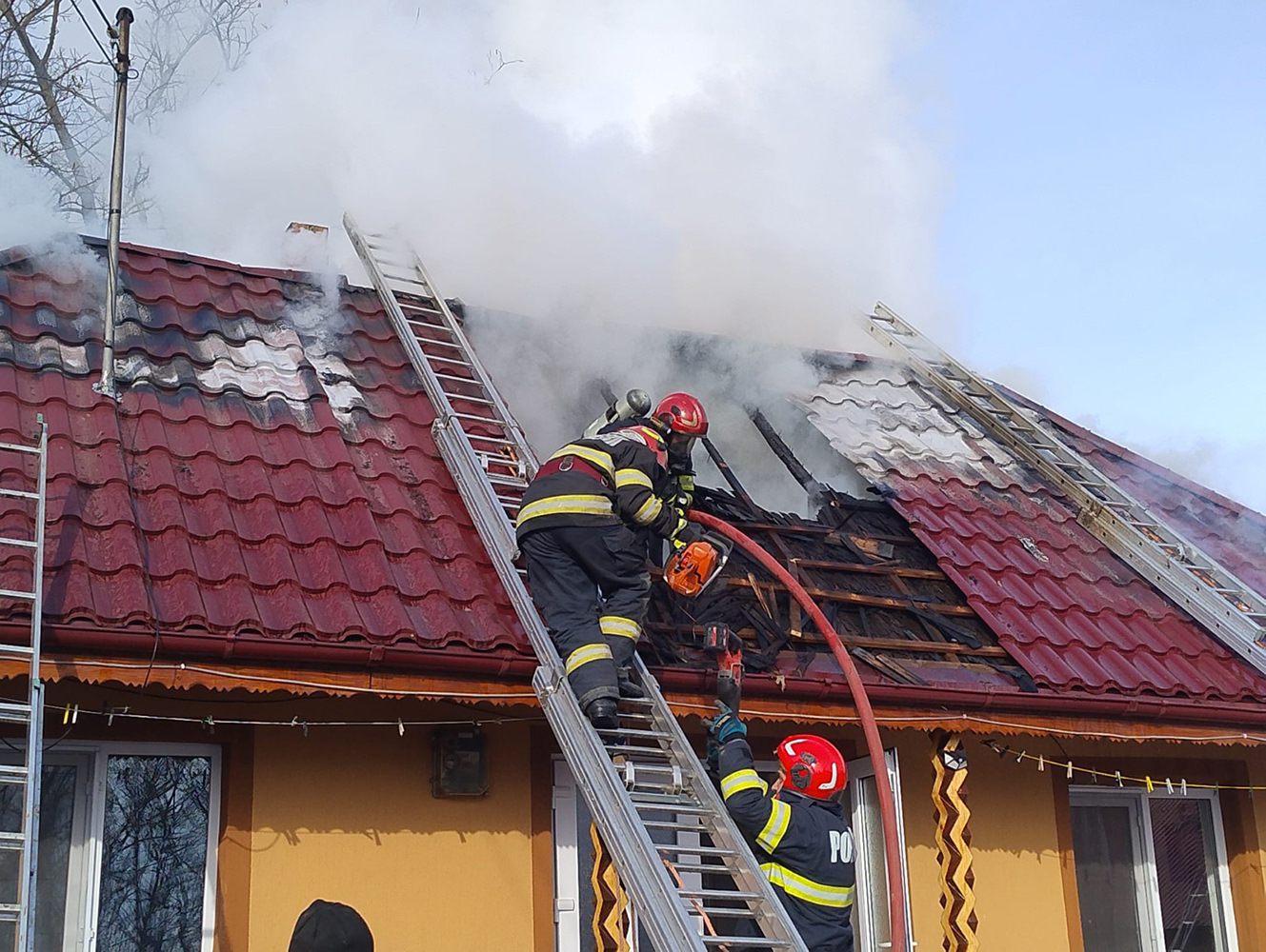 Pompierii suceveni au stins trei incendii într-o singură zi, toate provocate de coșurile de fum defecte sau necurățate