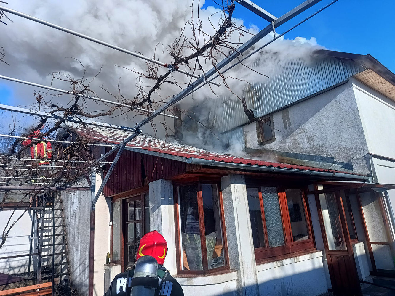 Un coș de fum neizolat a provocat un incendiu puternic la o casă din Lipoveni