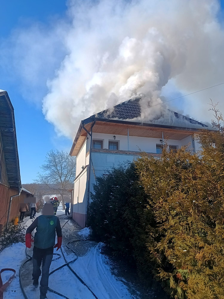 Un coș de fum neizolat a provocat un incendiu puternic la o casă din Lipoveni