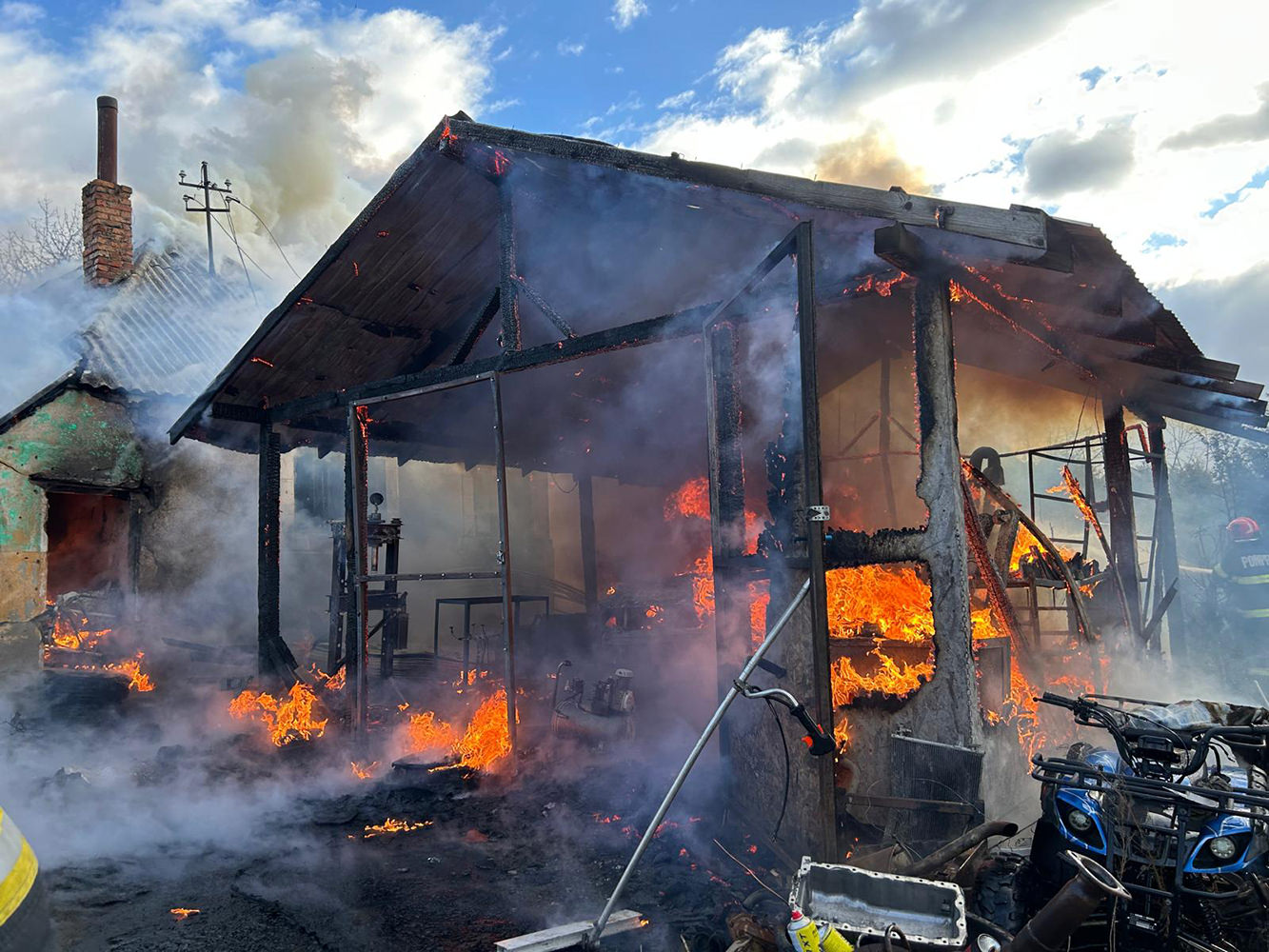 Un incendiu violent a izbucnit în Hârtop în ultima zi a anului, distrugând un garaj și o casă dezafectată