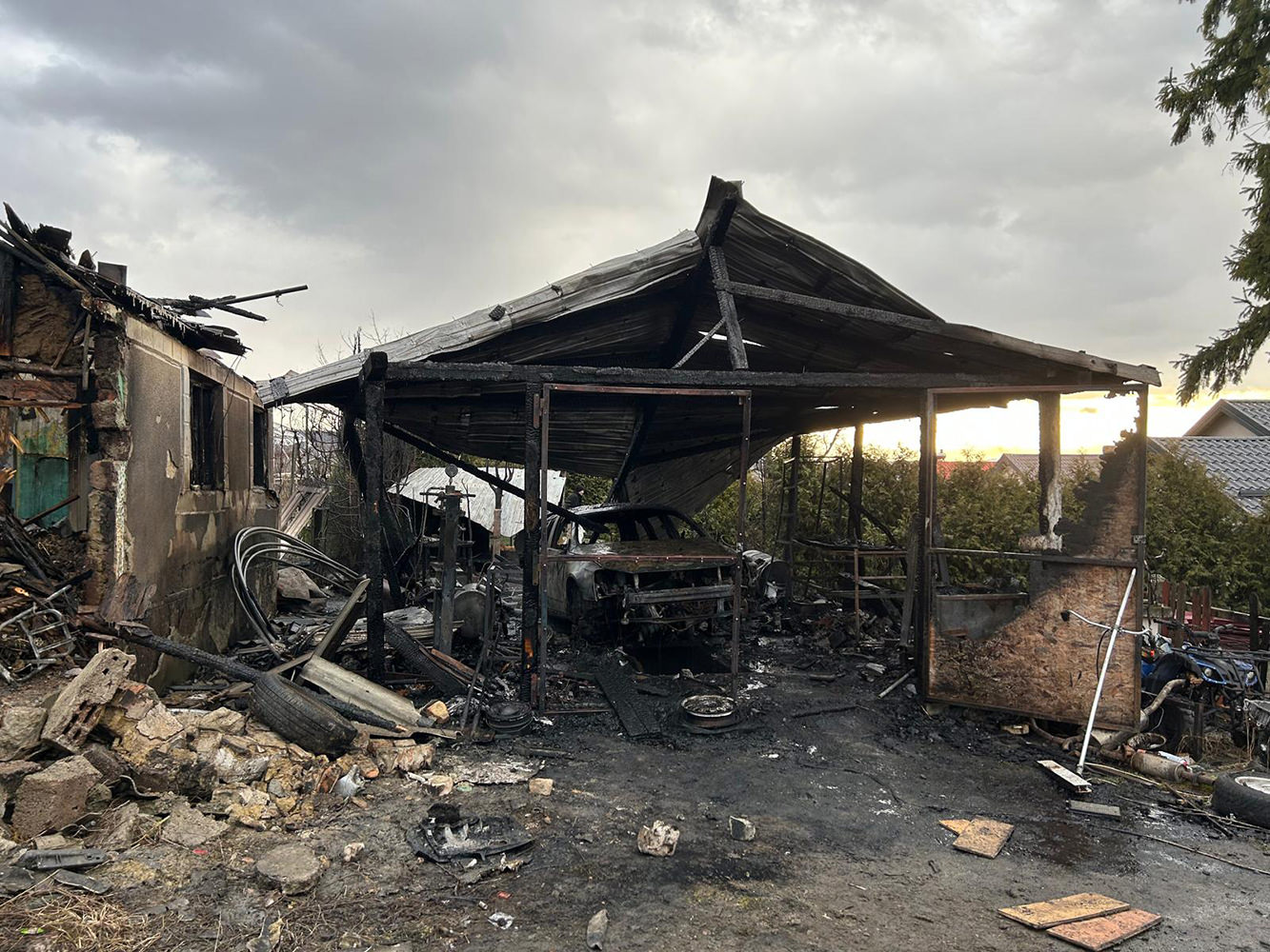 Un incendiu violent a izbucnit în Hârtop în ultima zi a anului, distrugând un garaj și o casă dezafectată