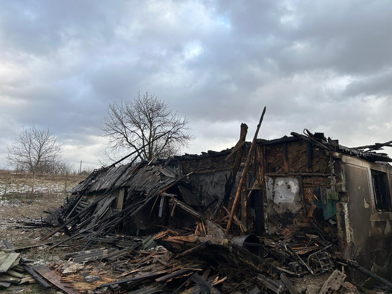 Un incendiu violent a izbucnit în Hârtop în ultima zi a anului, distrugând un garaj și o casă dezafectată