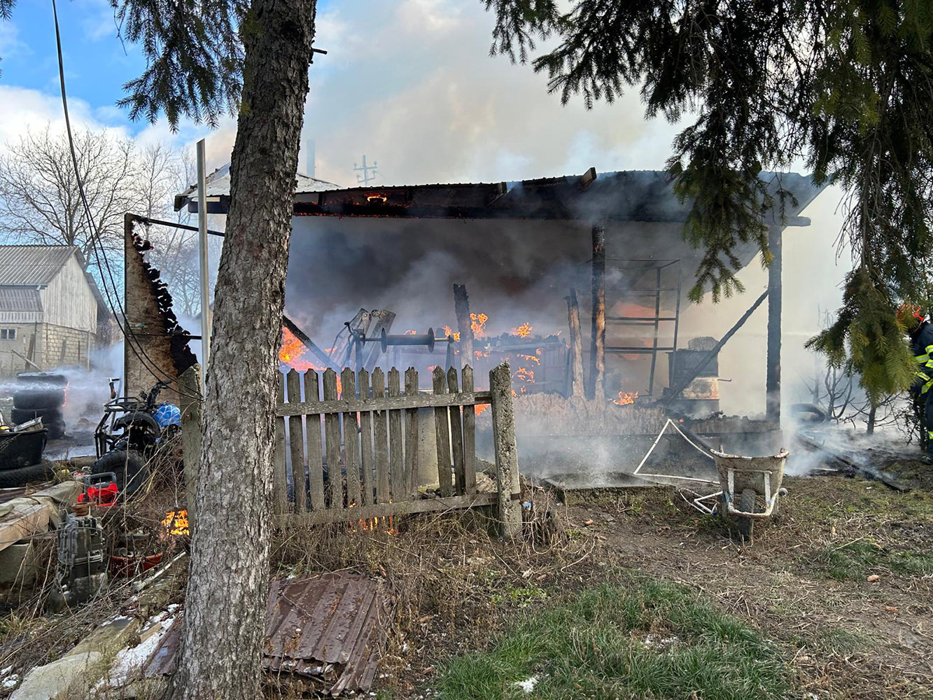 Un incendiu violent a izbucnit în Hârtop în ultima zi a anului, distrugând un garaj și o casă dezafectată