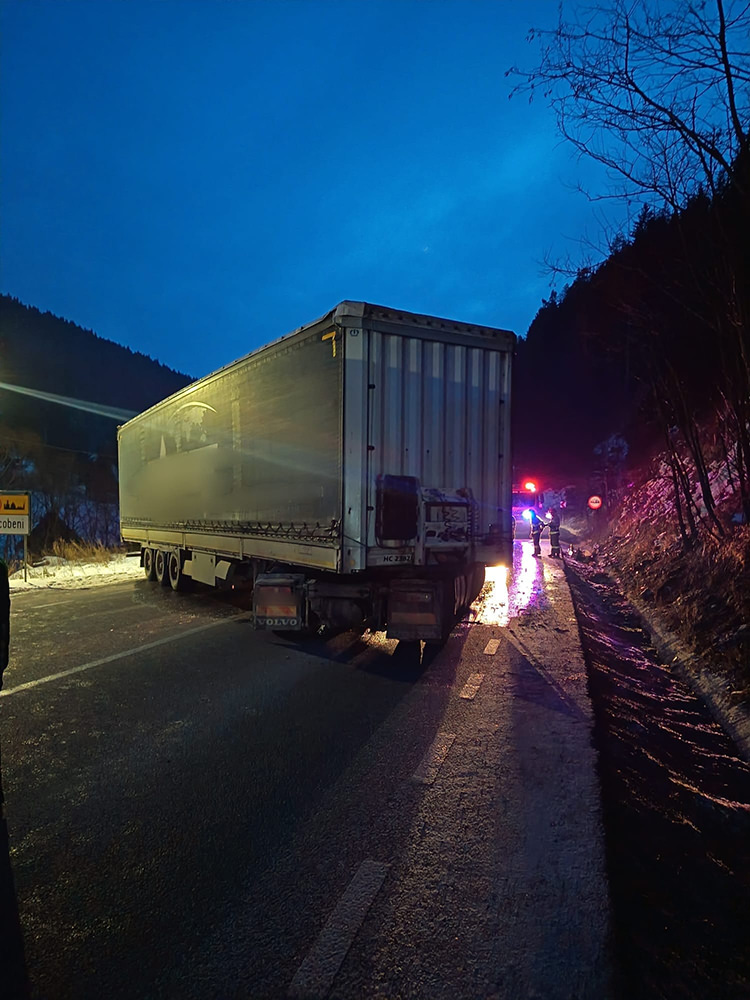 Un tir a lovit acostamentul la Iacobeni