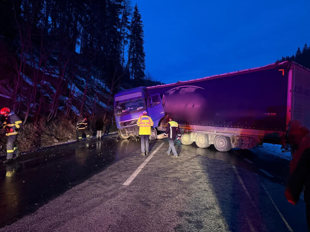 Un tir a lovit acostamentul la Iacobeni
