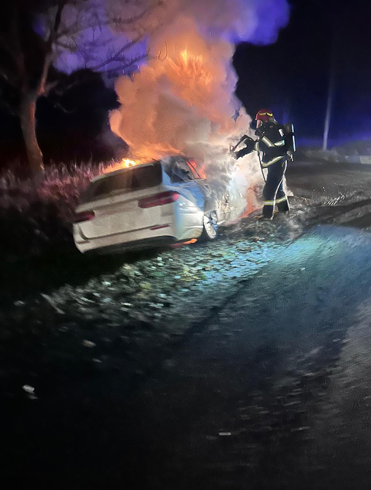 Autoturism cuprins de flăcări în localitatea Zamostea după ce a lovit un cap de pod