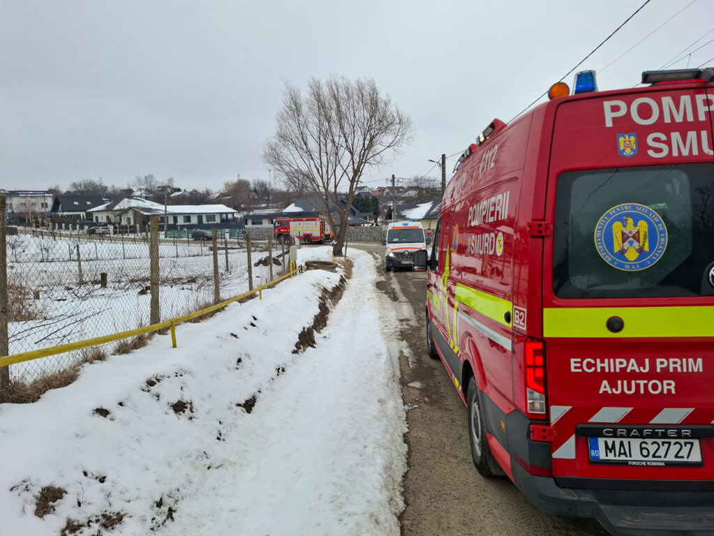 Doi copii din Fălticeni și părinții lor au ajuns la spital după un incendiu provocat de joaca cu focul în mansarda casei