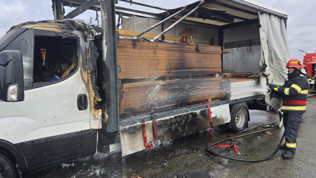 Incendiu violent la o autoutilitară în zona localității Milișăuți