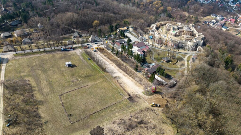 Au început lucrările la noua parcare de la Cetatea de Scaun a Sucevei