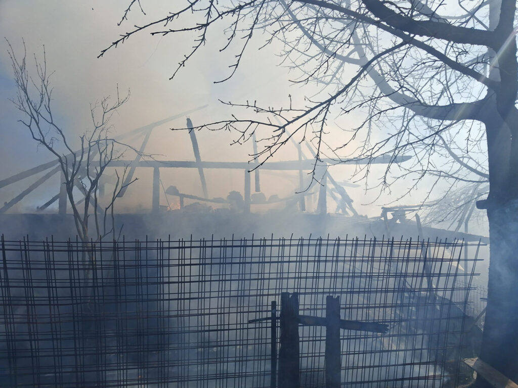 Casă cuprinsă de flăcări în satul Deleni