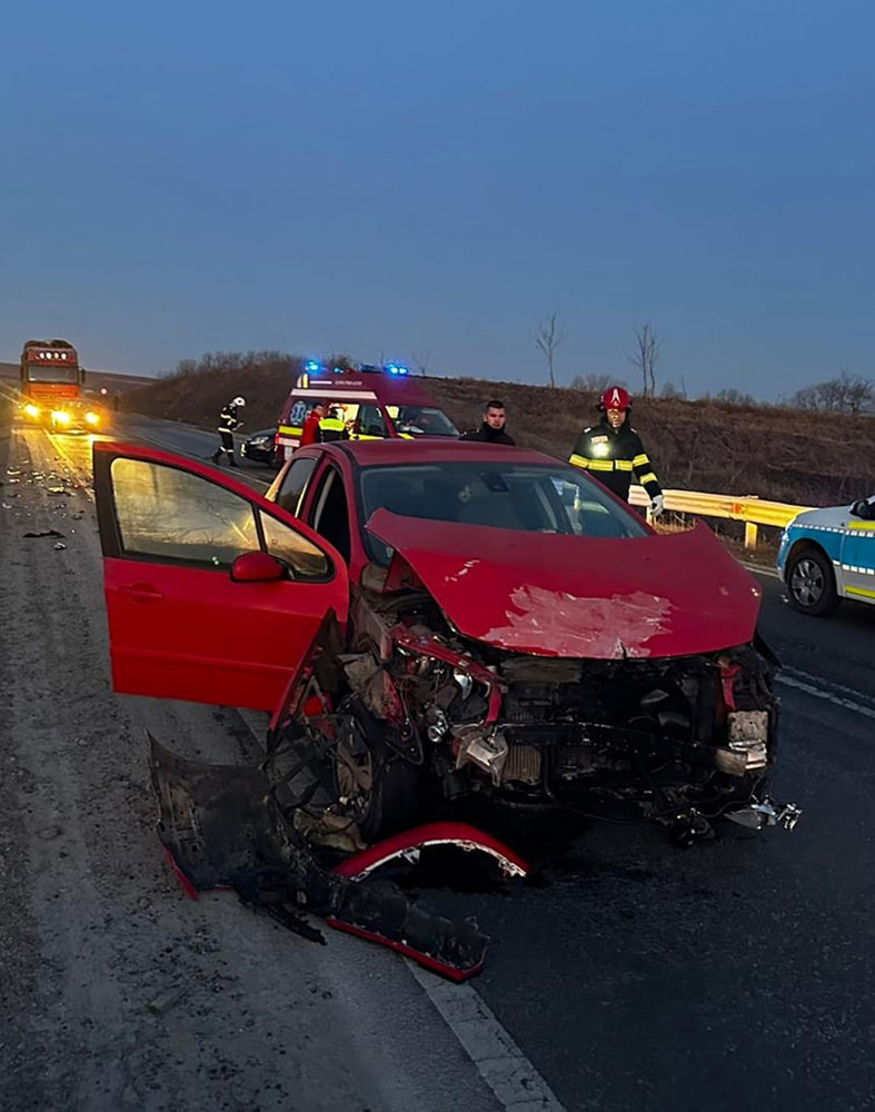 Coliziune între două autoturisme în comuna Moara