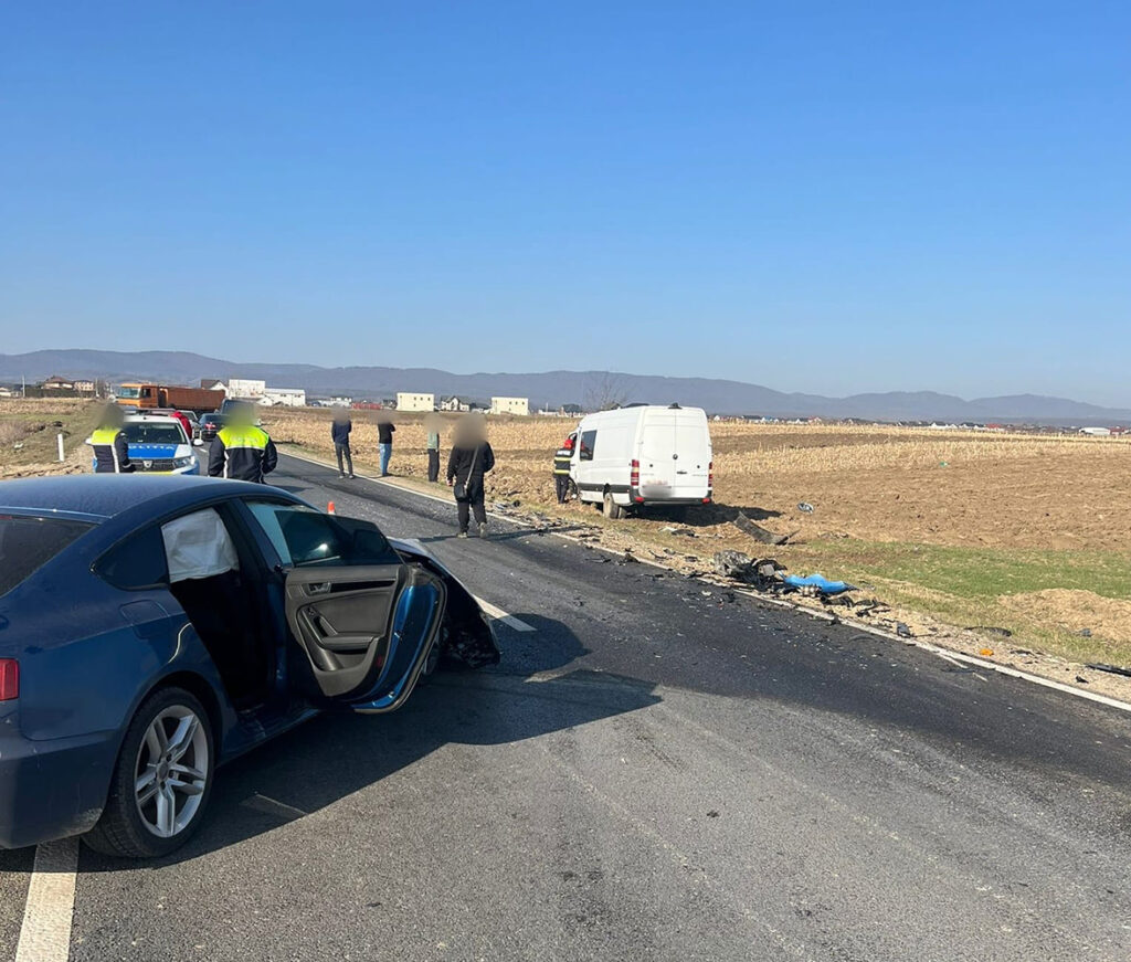 Impact între un autoturism și un microbuz pe drumul dintre Marginea și Rădăuți