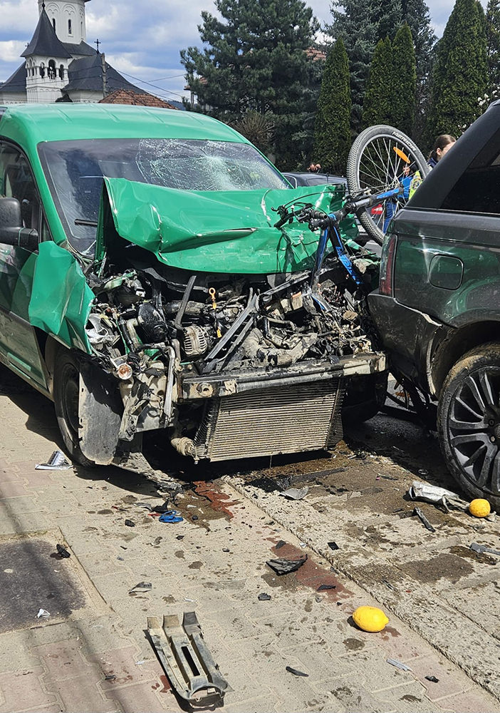 Accident grav în Vama cu trei autoturisme și o bicicletă implicate