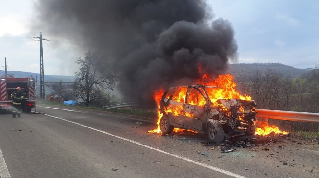 Accident urmat de un incendiu violent pe raza comunei Vulturești