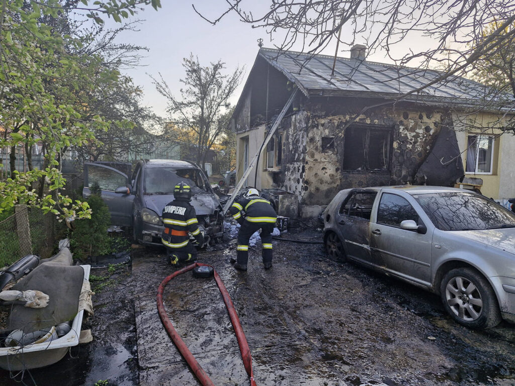 Acoperișul unei case din Moara Nica și trei autoturisme au fost cuprinse de flăcări