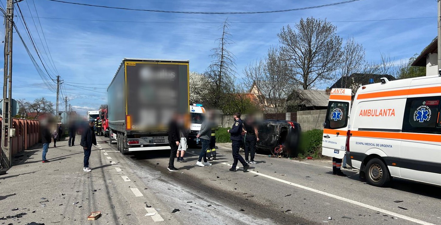 Coliziune între un autotren și două autoturisme la Cumpărătura