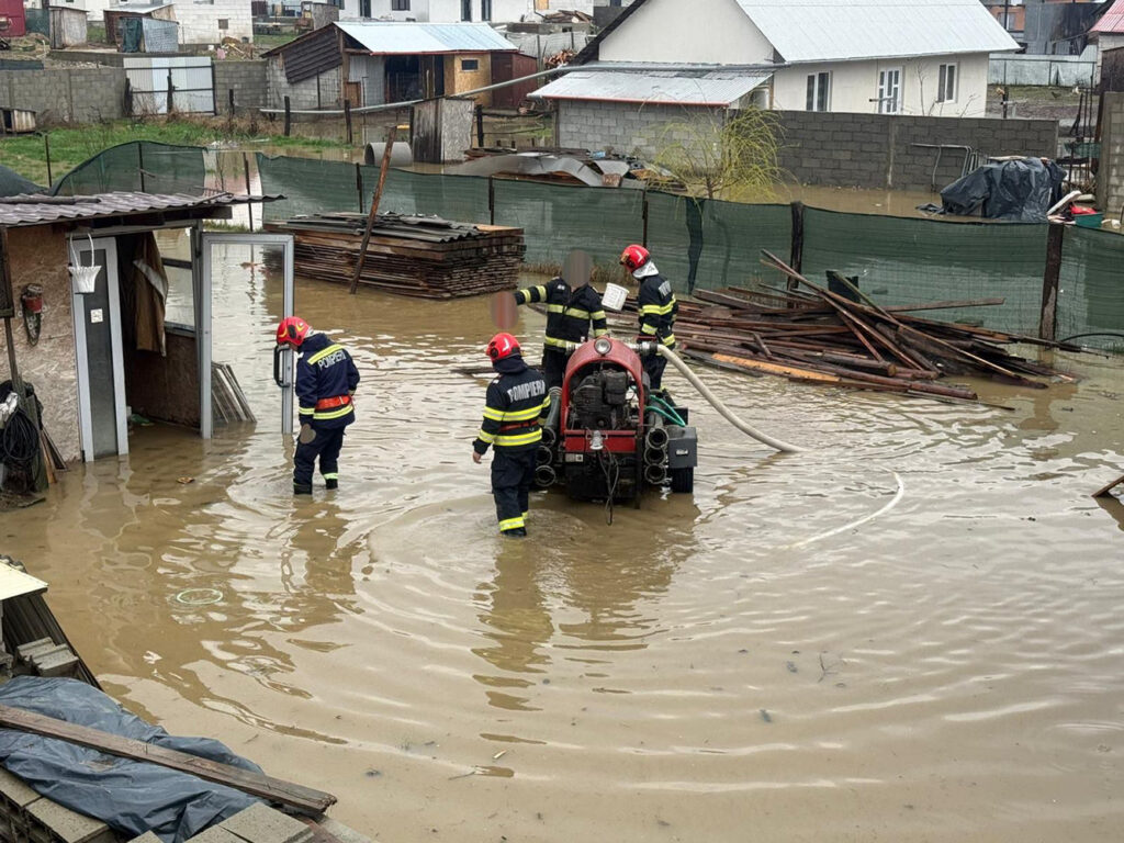 Pompierii au intervenitpentru evacuarea apei din gospodăriile inundate la Mitocu Dragomirnei