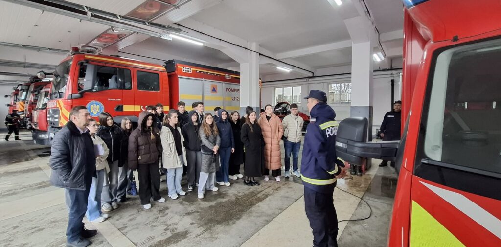 Sute de suceveni au învățat tainele meseriei de pompier