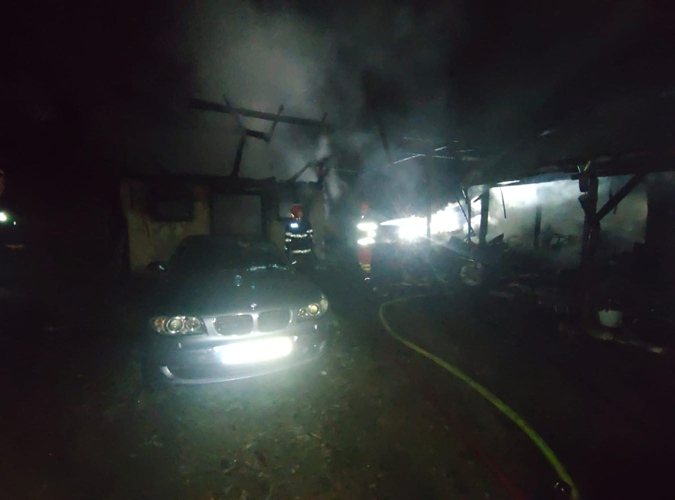 Un cablu defect a provocat un incendiu masiv în Bădeuți