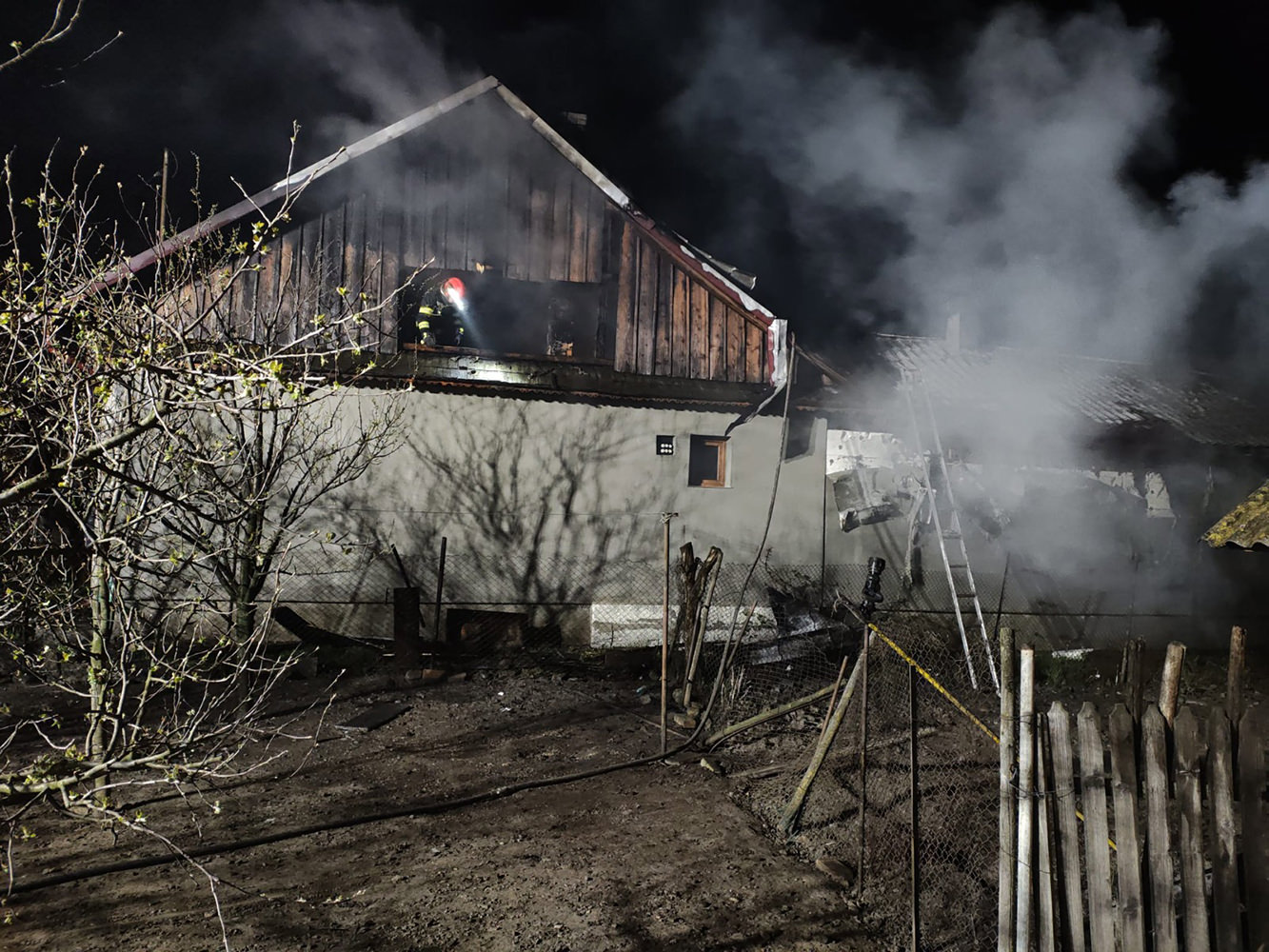 Un cablu defect a provocat un incendiu masiv în Bădeuți