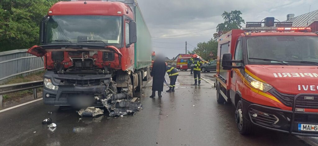 Accident rutier pe DN 17, la Ilișești, între un autotren încărcat cu paleți și un autoturism