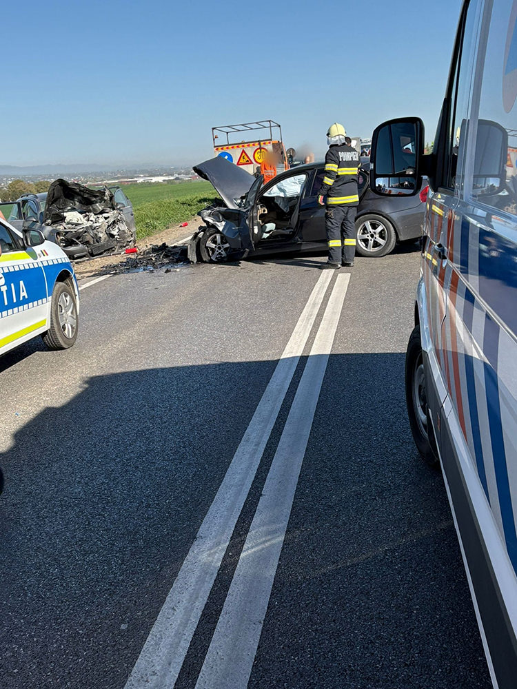 Coliziune între două autoturisme pe E 85, la Dănila