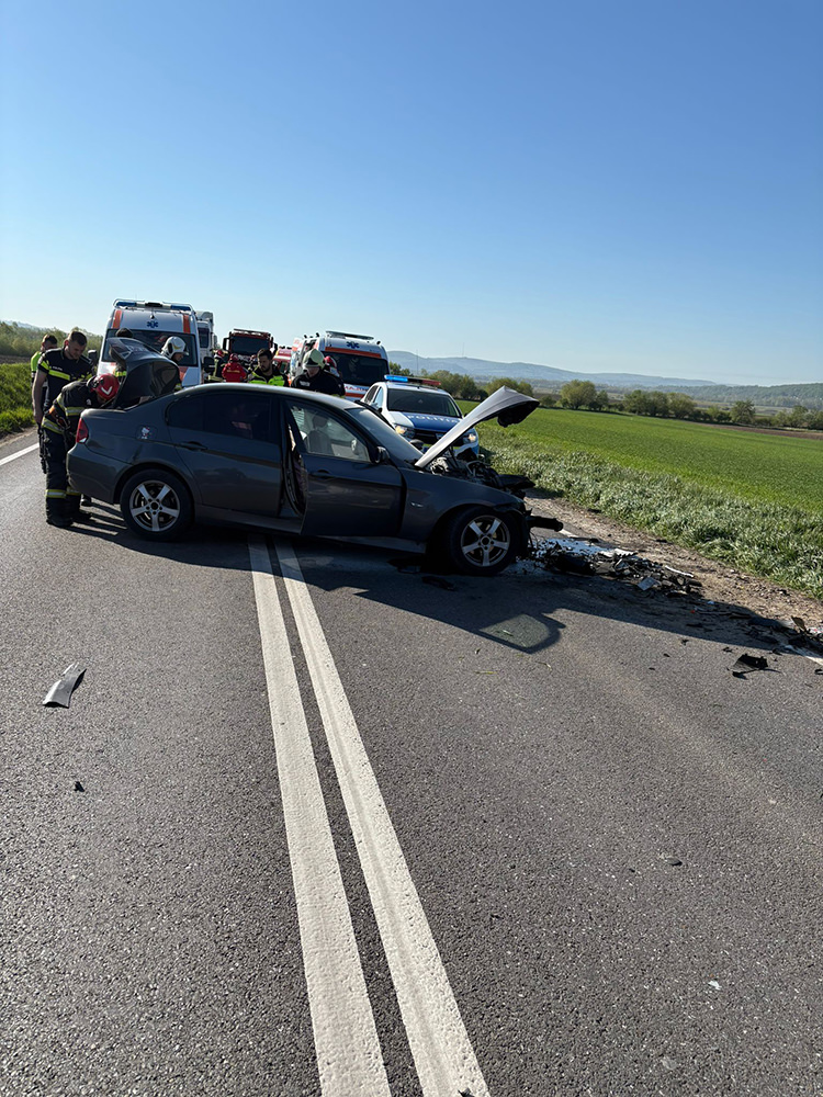 Coliziune între două autoturisme pe E 85, la Dănila