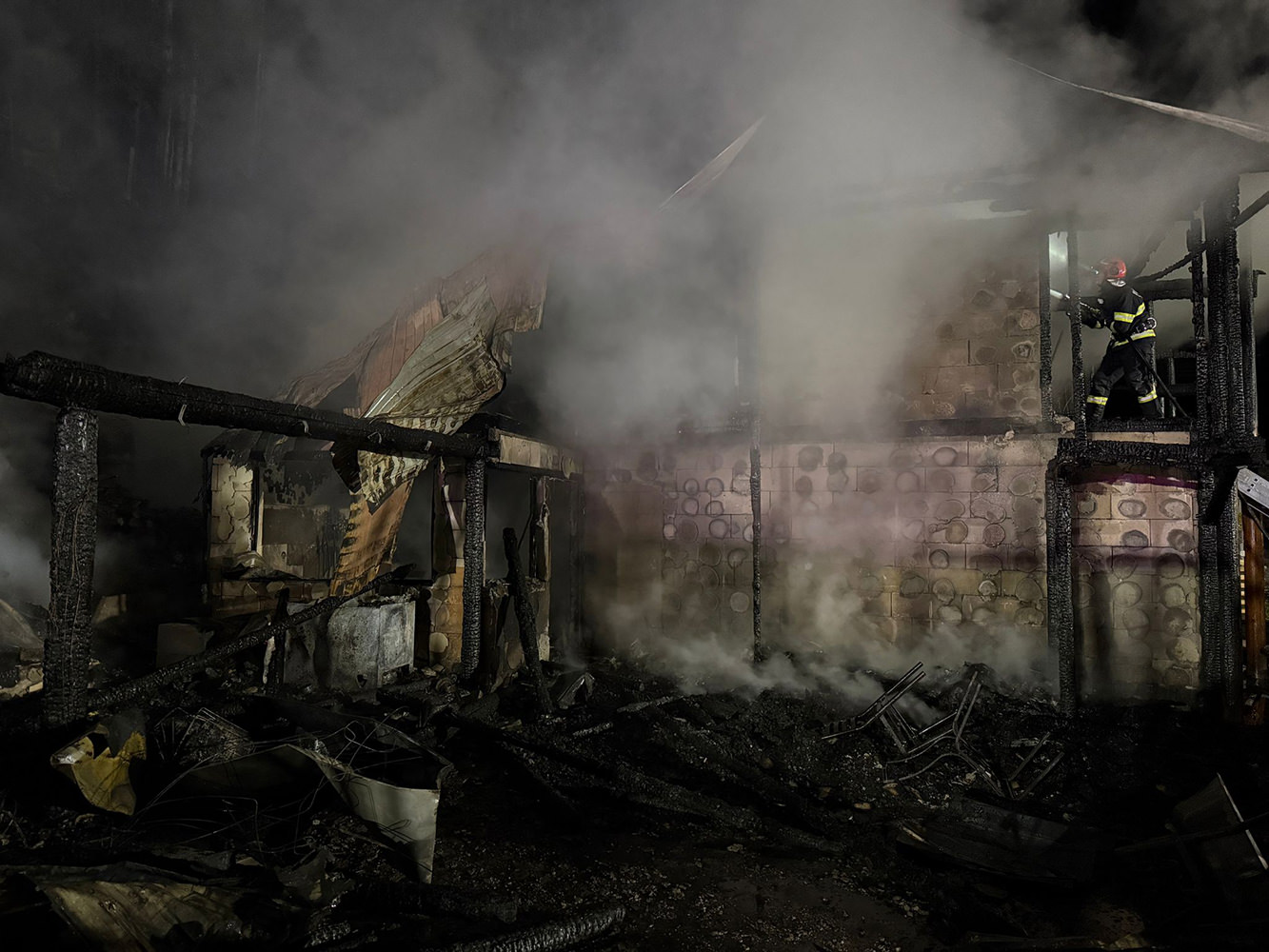 Incendiu de proporții în localitatea Neagra din orașul Broșteni, provocat de un cablu electric defect