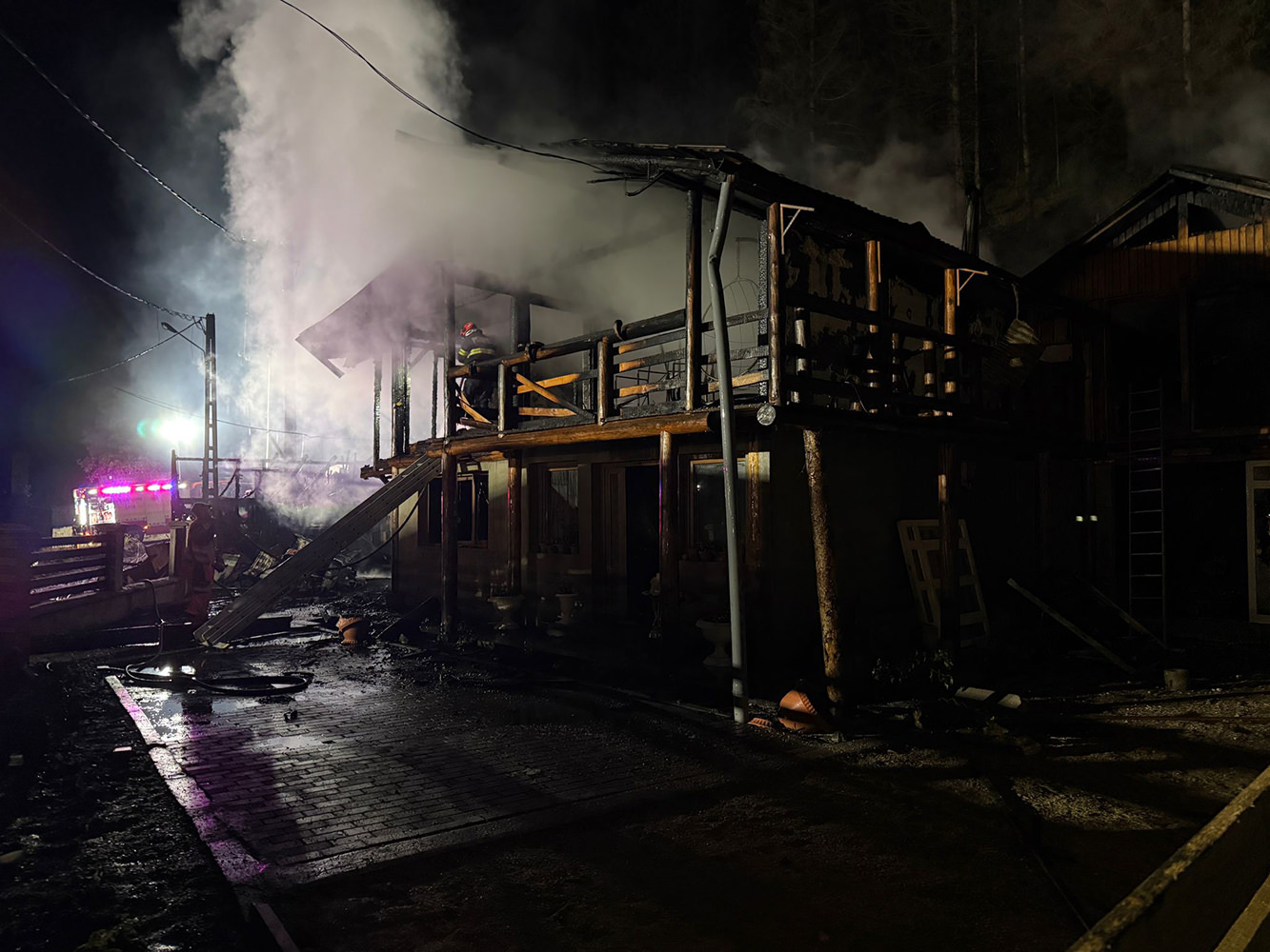 Incendiu de proporții în localitatea Neagra din orașul Broșteni, provocat de un cablu electric defect