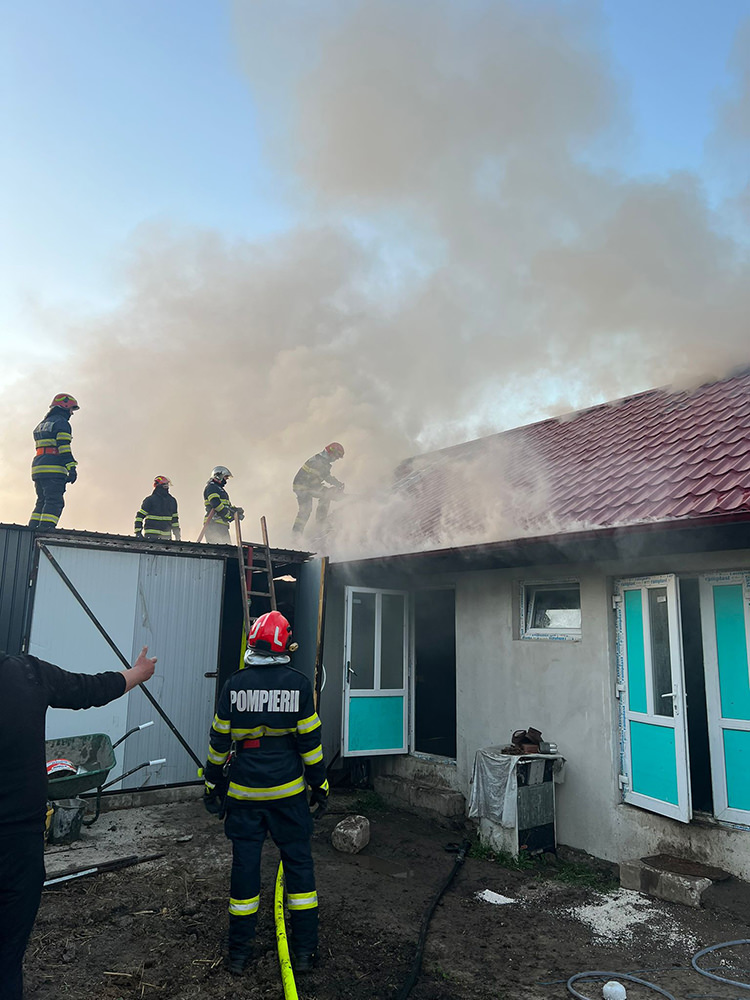 Un adăpost de animale din Slobozia Sucevei a luat foc, amenințând casa proprietarilor