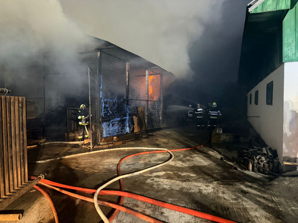 Zeci de metri cubi de lemn s-au făcut scrum în curtea unei mănăstiri, după un incendiu violent