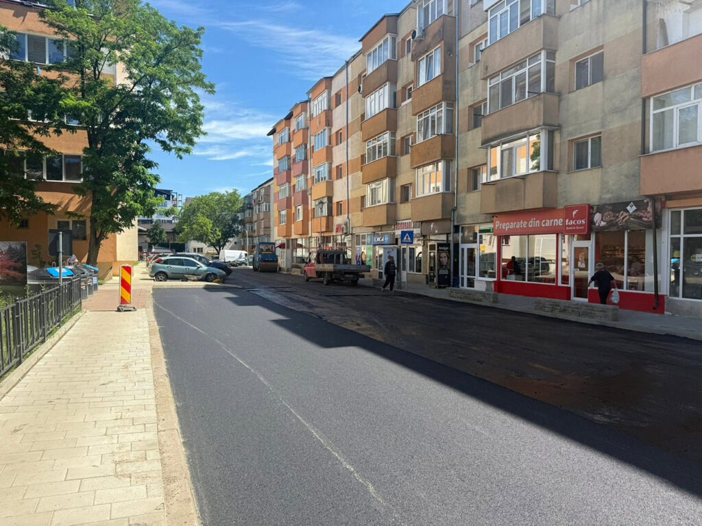 A început asfaltarea finală a străzii Aurora din municipiul Suceava