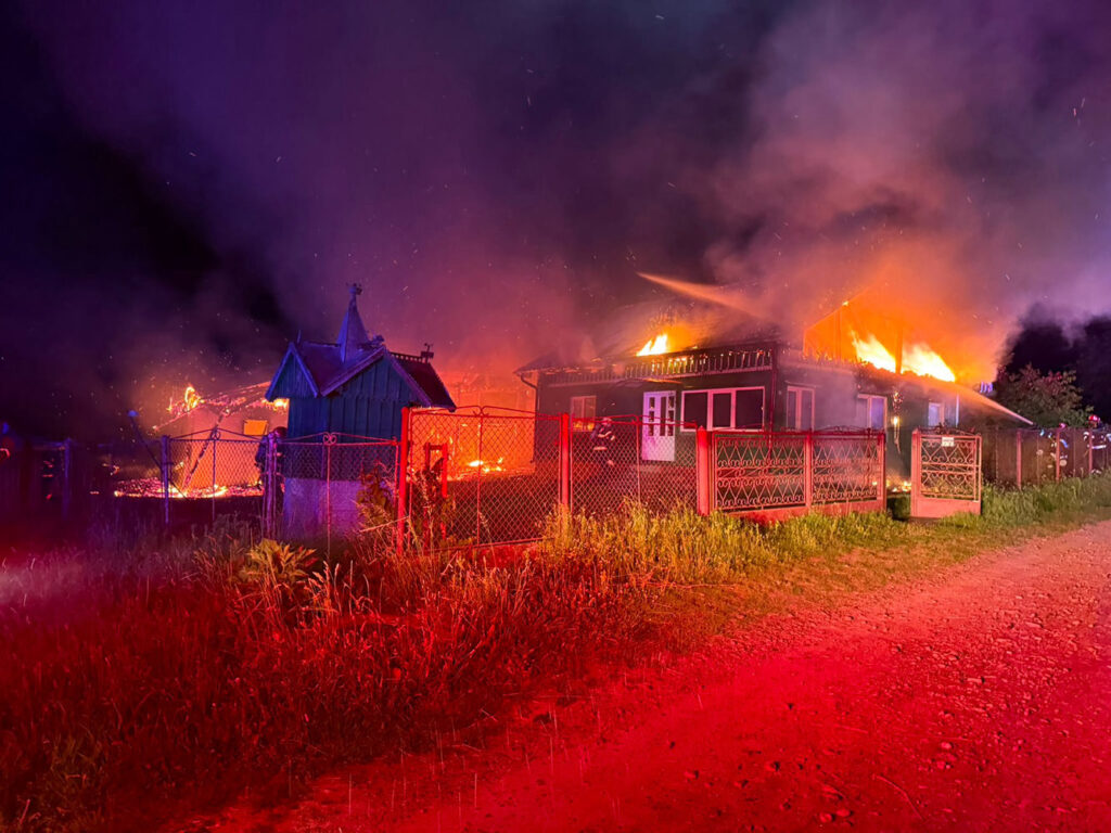 Acoperișul unei case și două anexe din localitatea Ciprian Porumbescu au fost distruse într-un incendiu