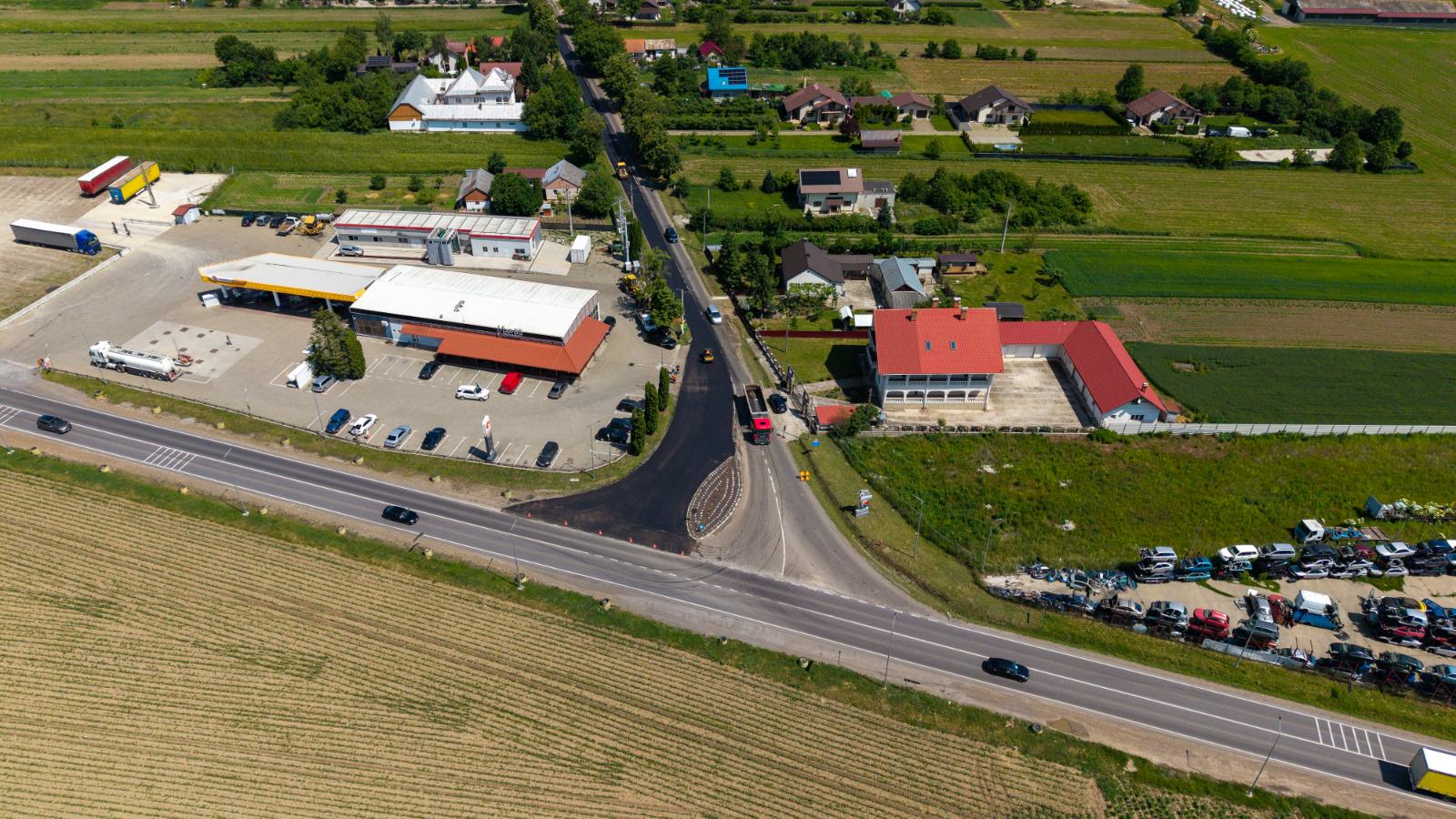Aproximativ 5,5 kilometri de drum județean spre Pătrăuți intră în asfaltare după aproape 15 ani
