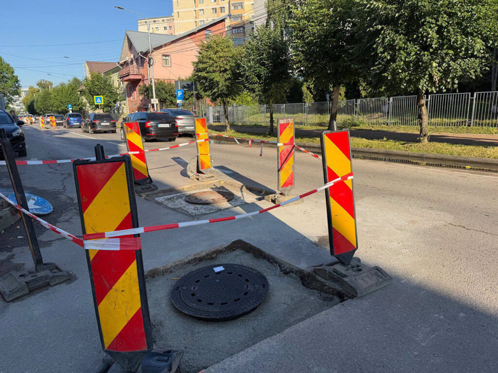 Capacele de canalizare de pe strada Mihai Viteazu sunt înlocuite cu un sistem modern autonivelant