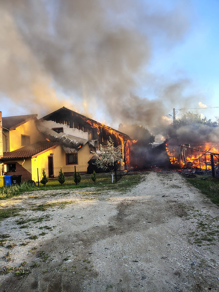 Două anexe și o parte dintr-o locuință au fost afectate de un incendiu în Neagra Șarului