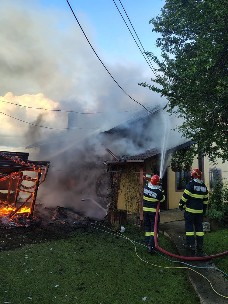 Două anexe și o parte dintr-o locuință au fost afectate de un incendiu în Neagra Șarului